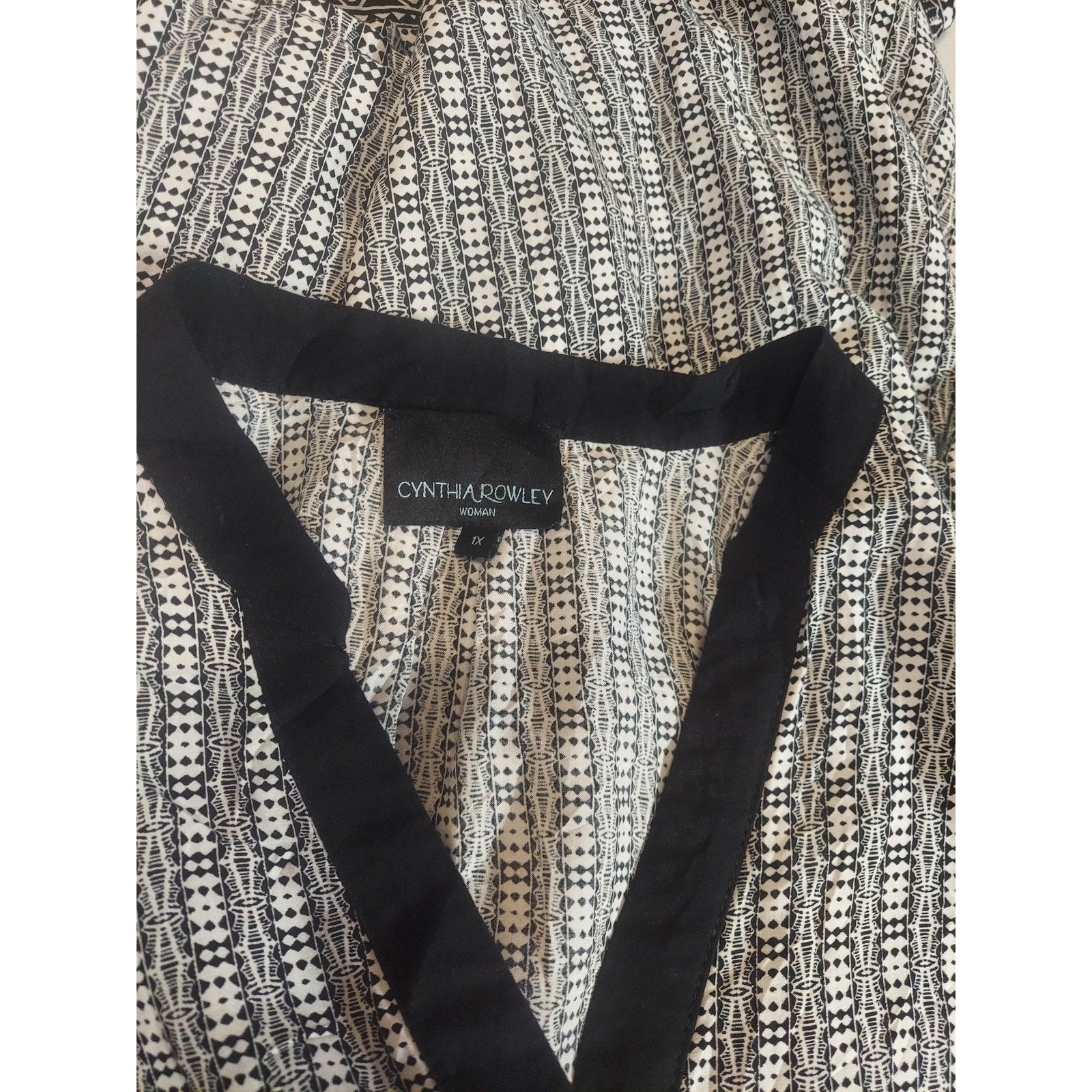 Cynthia Rowley Womens Tunic Blouse 1X Black White Geometric Print 3/4 Sleeve V