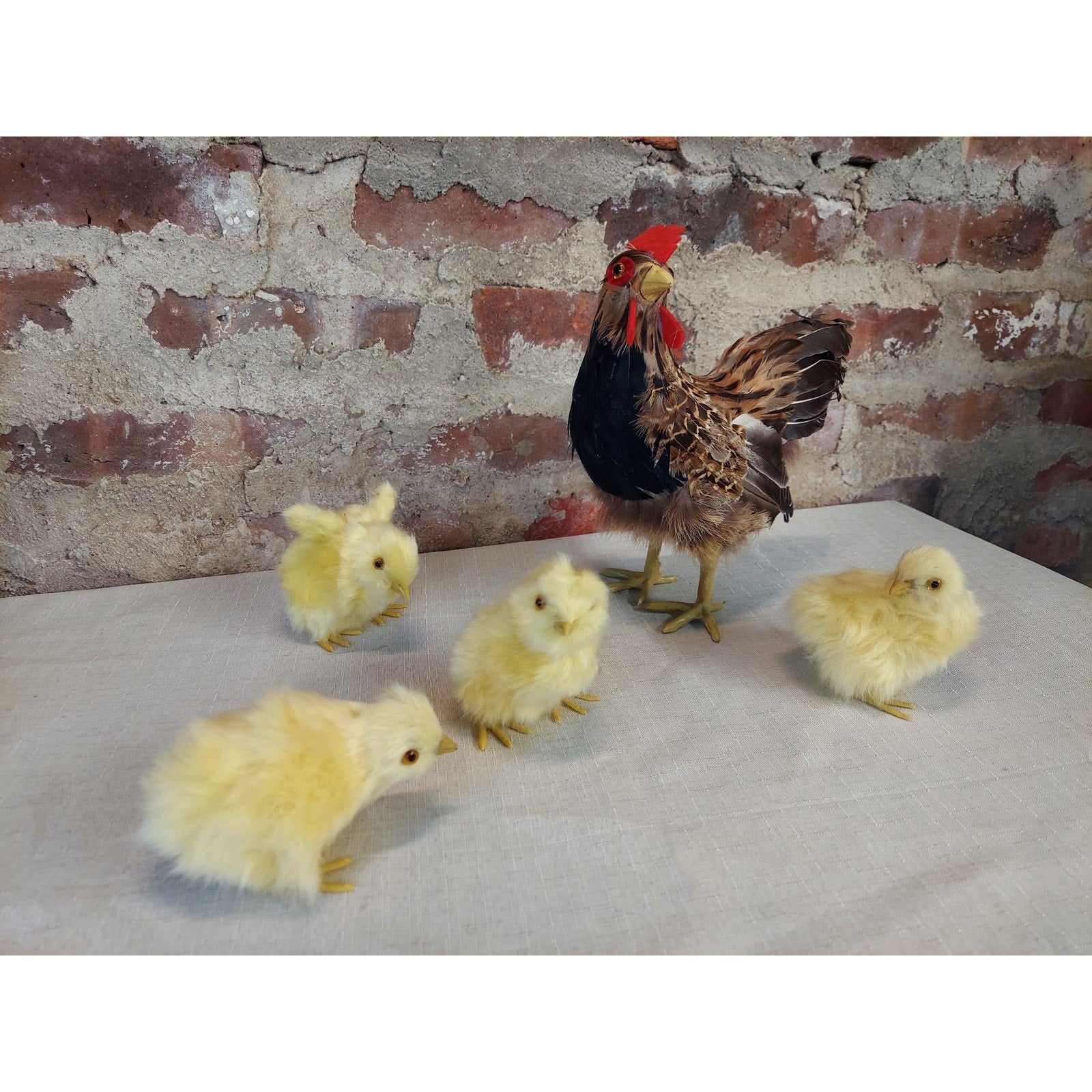 Basuo-9Q Realistic Small Feathered Hen with 4 Baby Chick Figurine