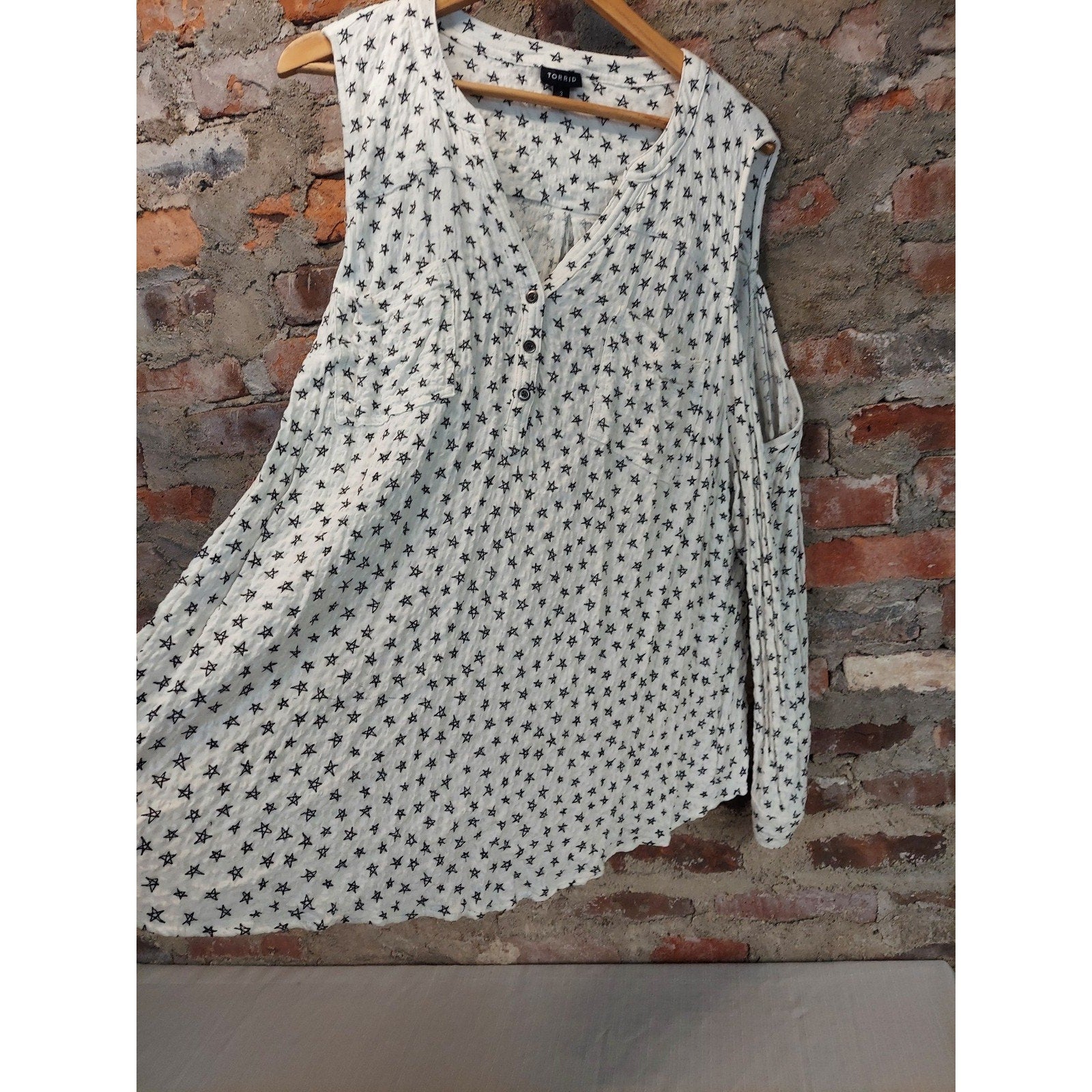 TORRID Womens Cold Shoulder Plus Size 3 White Black Star Print Henley Top