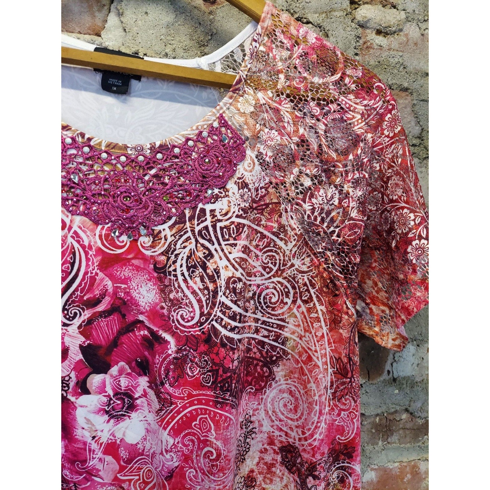 Simply Emma Womens T-Shirt Top Size 1X Plus Pink Floral Embellished