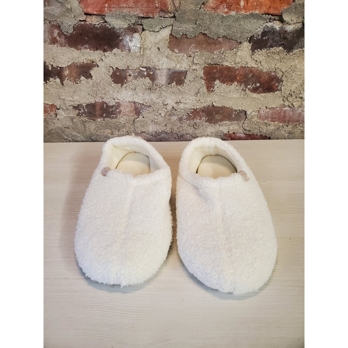HOMETOP Unisex Slippers US 7-8 White Fuzzy Plush Slip On Cozy House Shoes