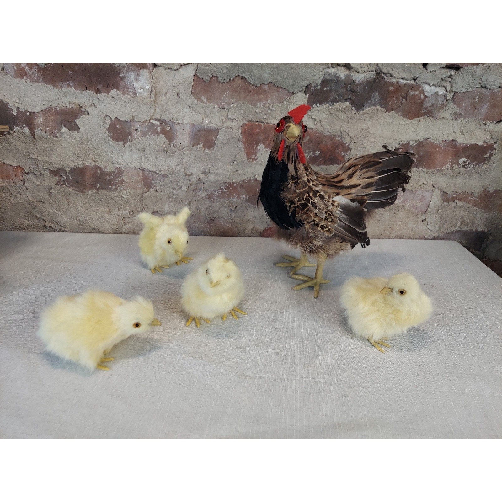 Basuo-9Q Realistic Small Feathered Hen with 4 Baby Chick Figurine