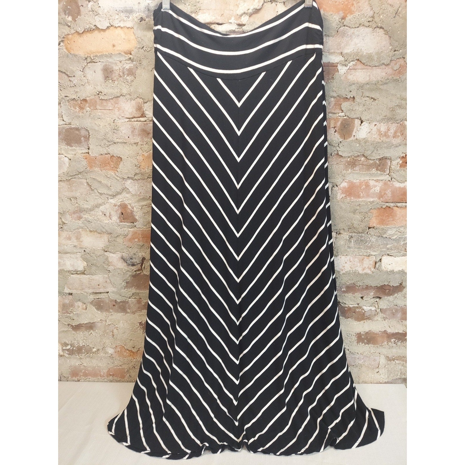 Merona Womens Maxi Skirt XXL Black White Chevron Stripe Pull On Rayon Spandex