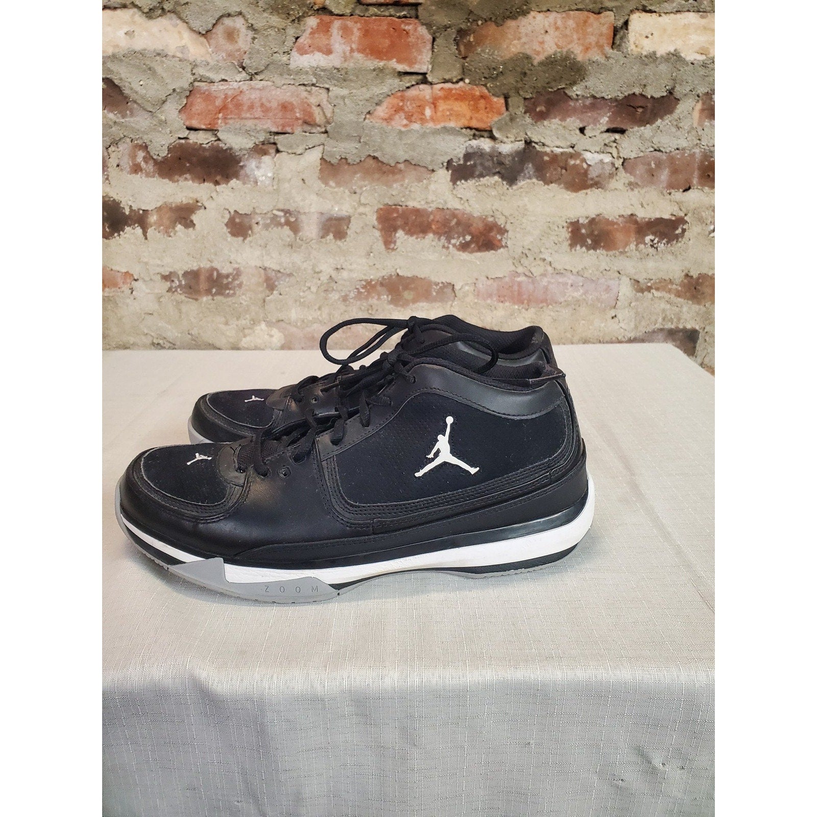 Jordan Mens Sneakers US 12 Black White Zoom Athletic Basketball Shoes 2011