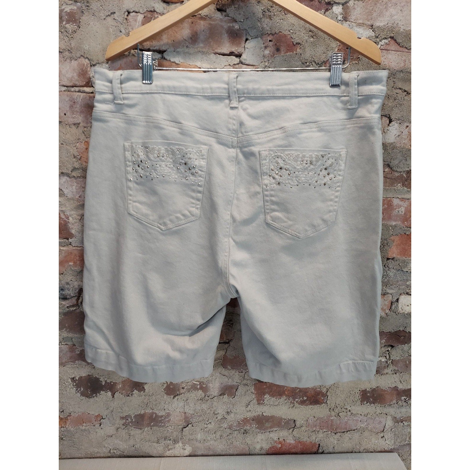 Gloria Vanderbilt Womens Amanda Shorts 16W Gray Slimming Effect Bermuda