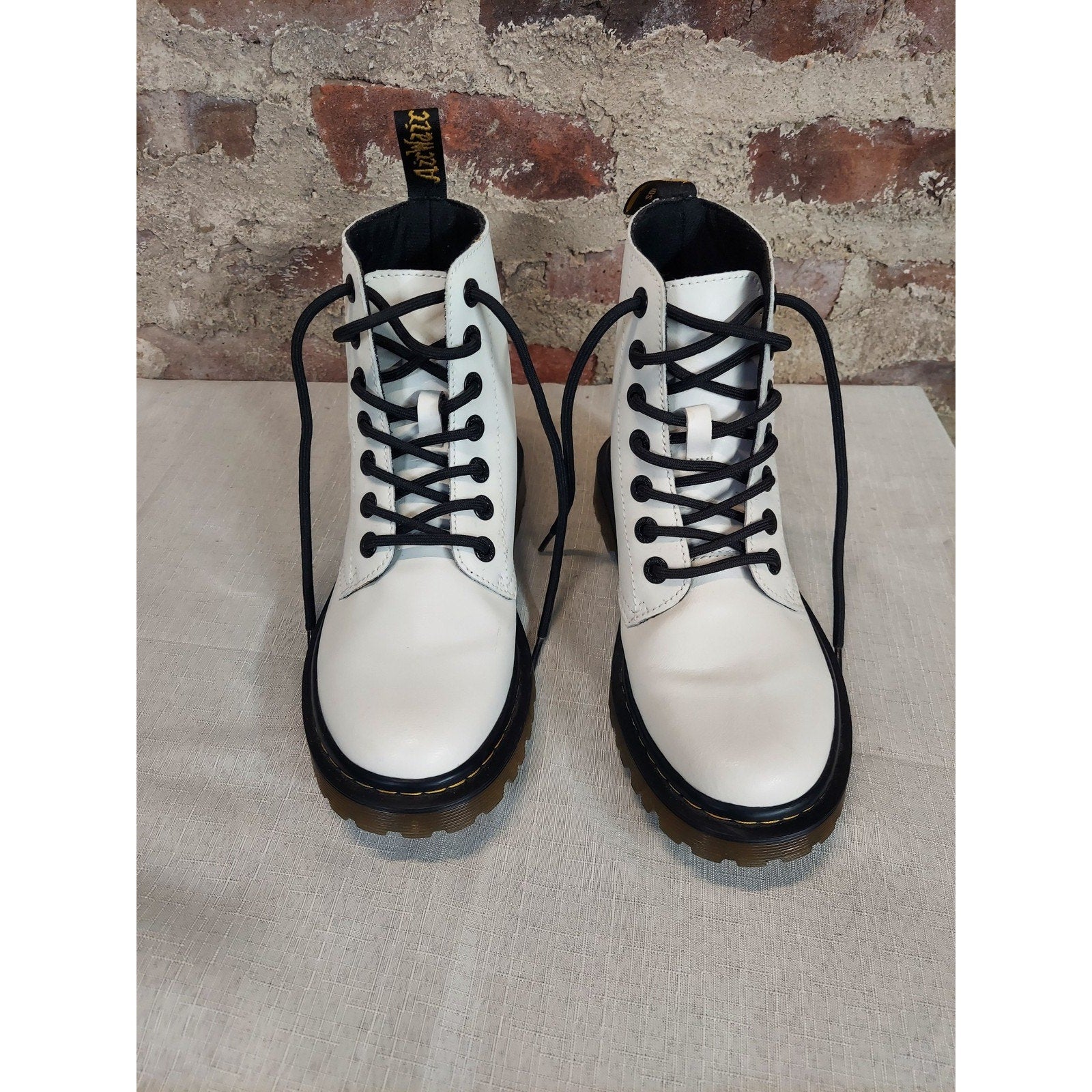 Dr Martens Womens Boots Luana 8 Eye Lace Up US 6 White Bouncing Soles