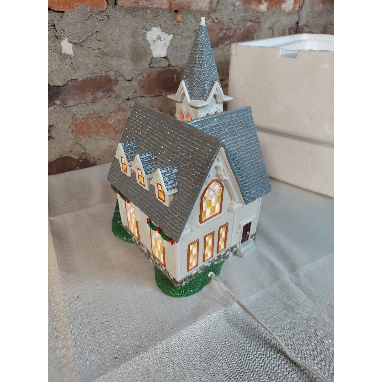 Department 56 Meadowbrook Church Snow Village Lighted House 54009 Original Box