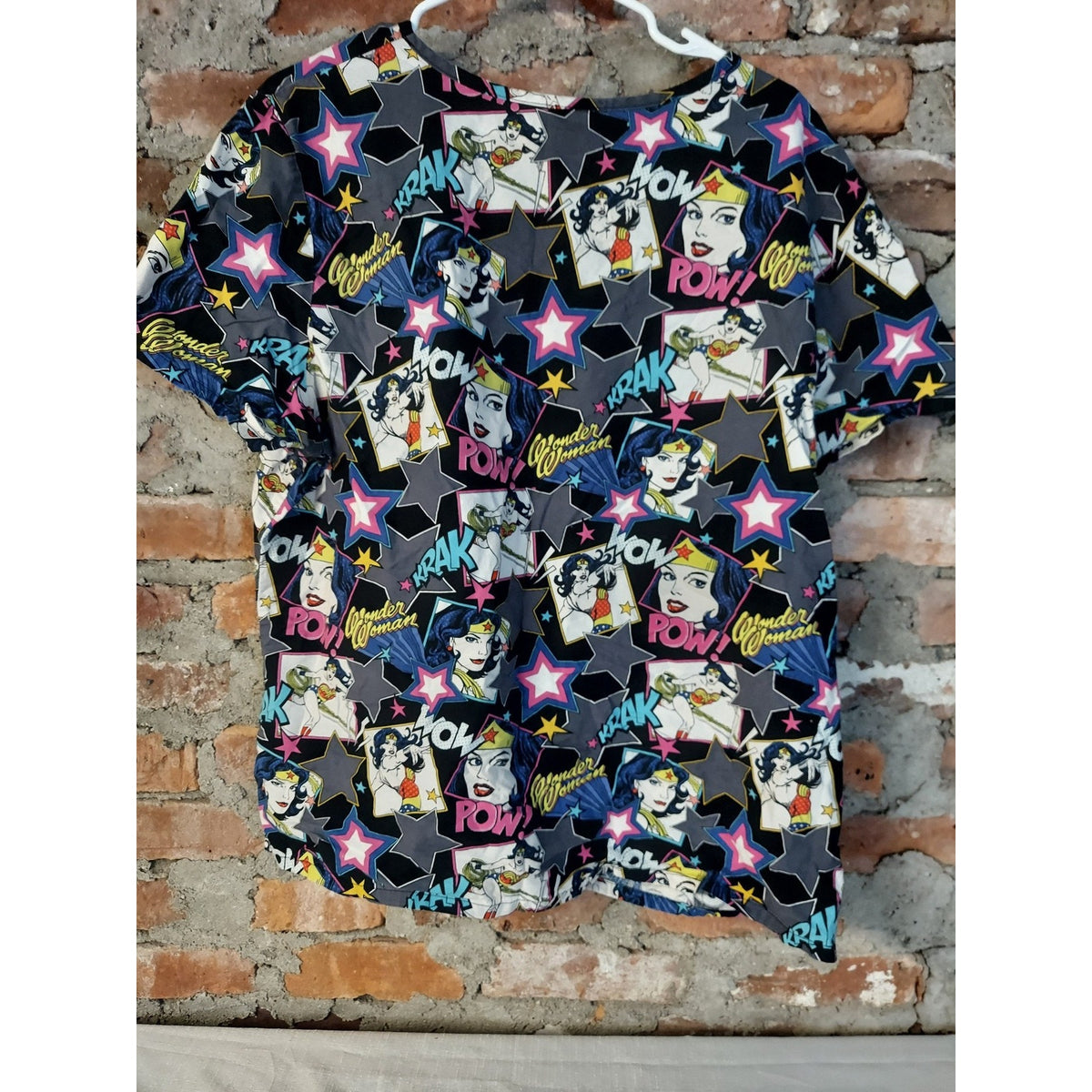 Wonder Woman Womens 2X Scrub Top V Neck Short Sleeve Comic Book Graphic Print