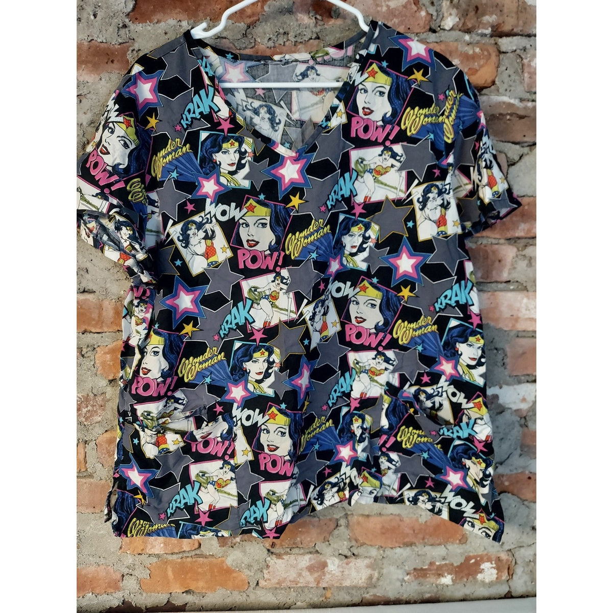 Wonder Woman Womens 2X Scrub Top V Neck Short Sleeve Comic Book Graphic Print