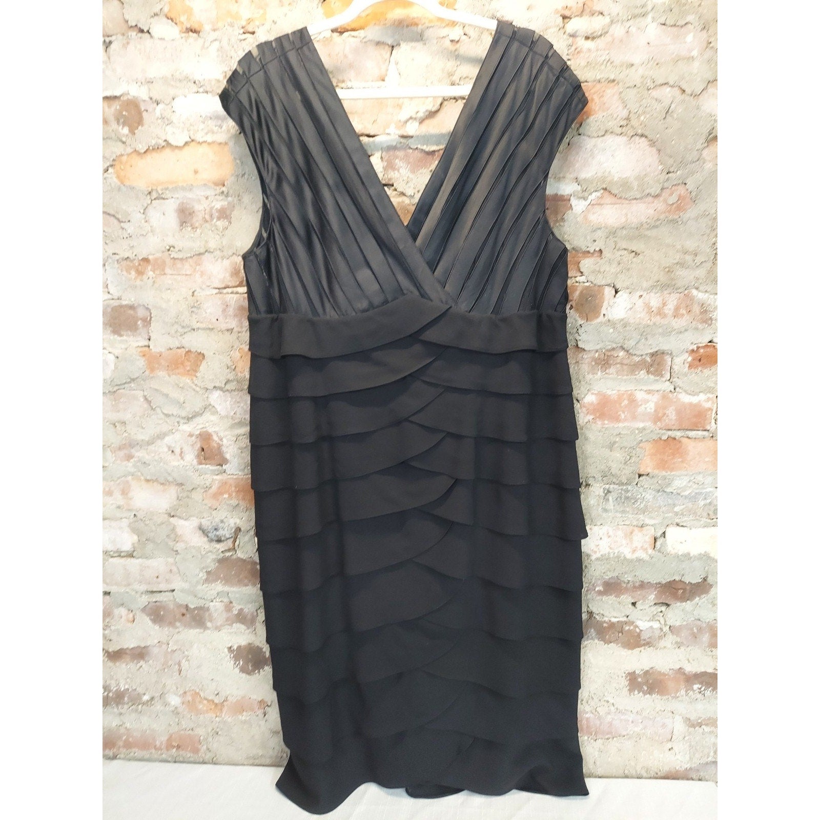 Adrianna Papell Woman Womens Dress Size 18W Black Tiered Ruffle Pleated V Neck