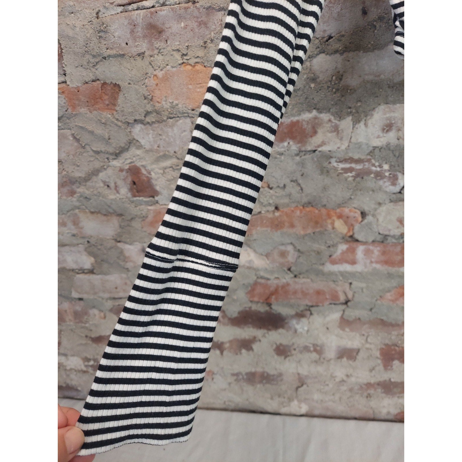 Aerie Offline Womens Sz M Long Sleeve Crop Top Black White Stripe Ribbed Knit