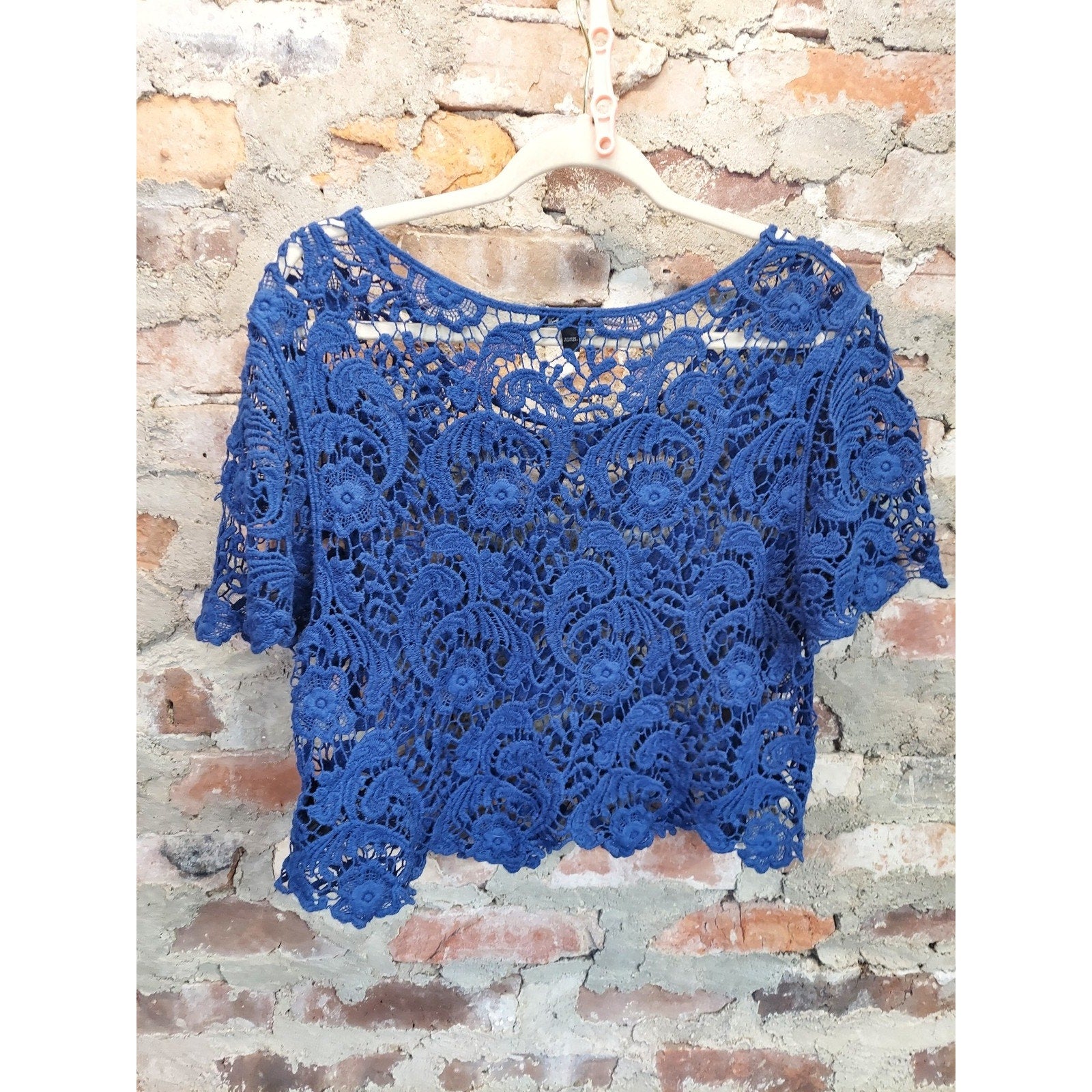 EXPRESS Womens Cropped Top M Blue Lace Crochet Floral Short Sleeve Scoop Neck