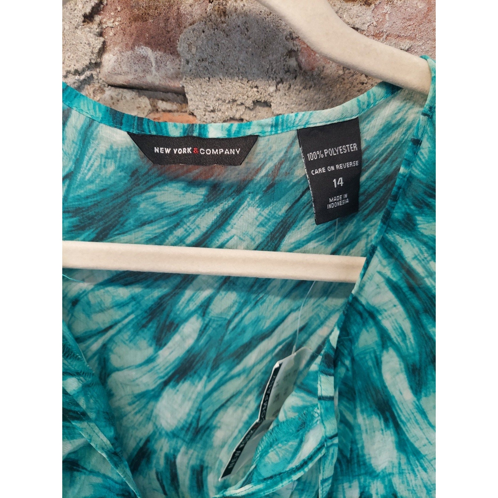NEW YORK & COMPANY Womens Sleeveless Blouse Size 14 Teal Green White Ruffle V