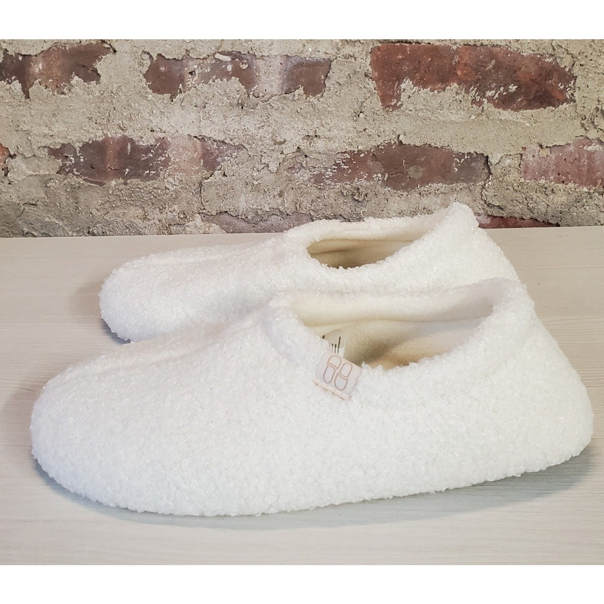 HOMETOP Unisex Slippers US 7-8 White Fuzzy Plush Slip On Cozy House Shoes