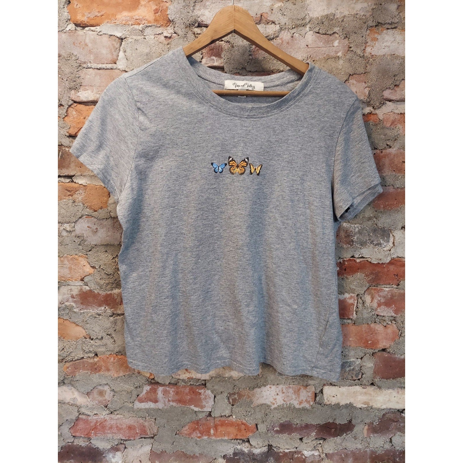 Vine and Valley Womens T Shirt 1X Plus Size Gray Embroidered Butterfly Short
