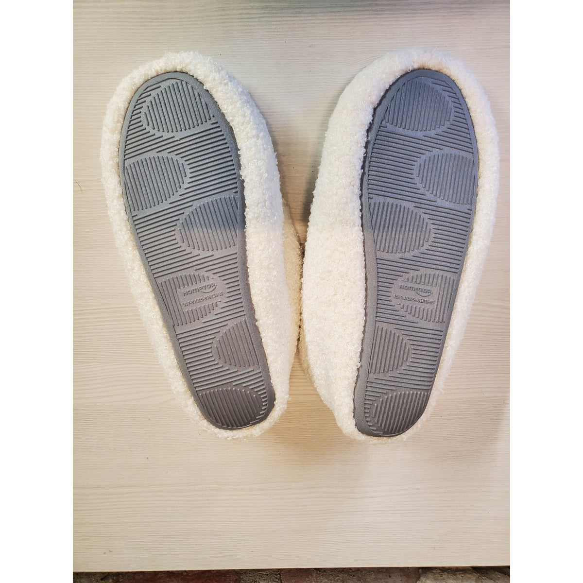 HOMETOP Unisex Slippers US 7-8 White Fuzzy Plush Slip On Cozy House Shoes