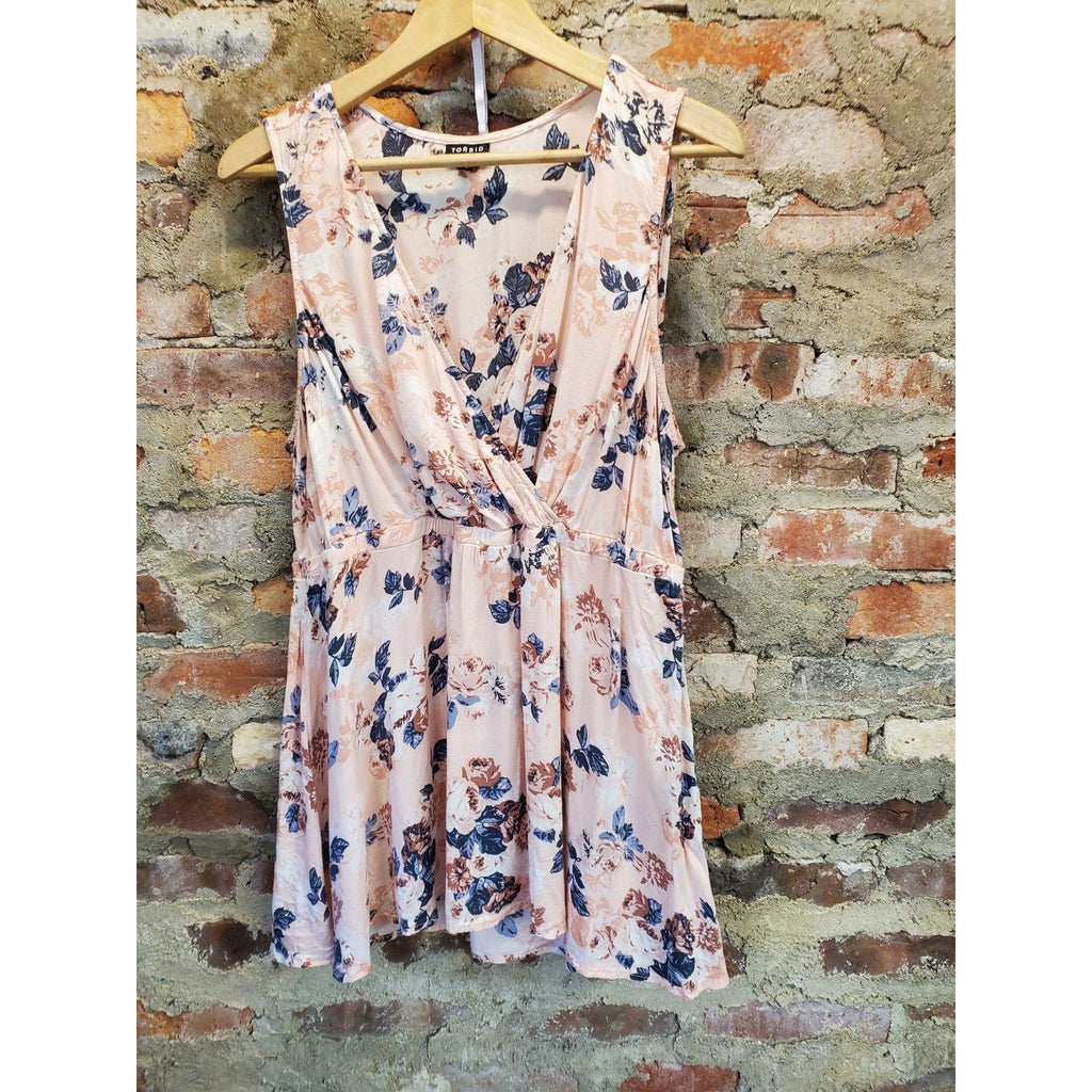 Torrid Womens Sleeveless Top Size 1 1X Pink Floral Print Twist Front Blouse