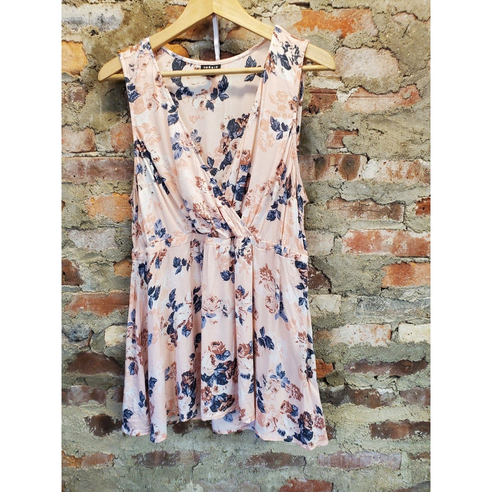 Torrid Womens Sleeveless Top Size 1 1X Pink Floral Print Twist Front Blouse