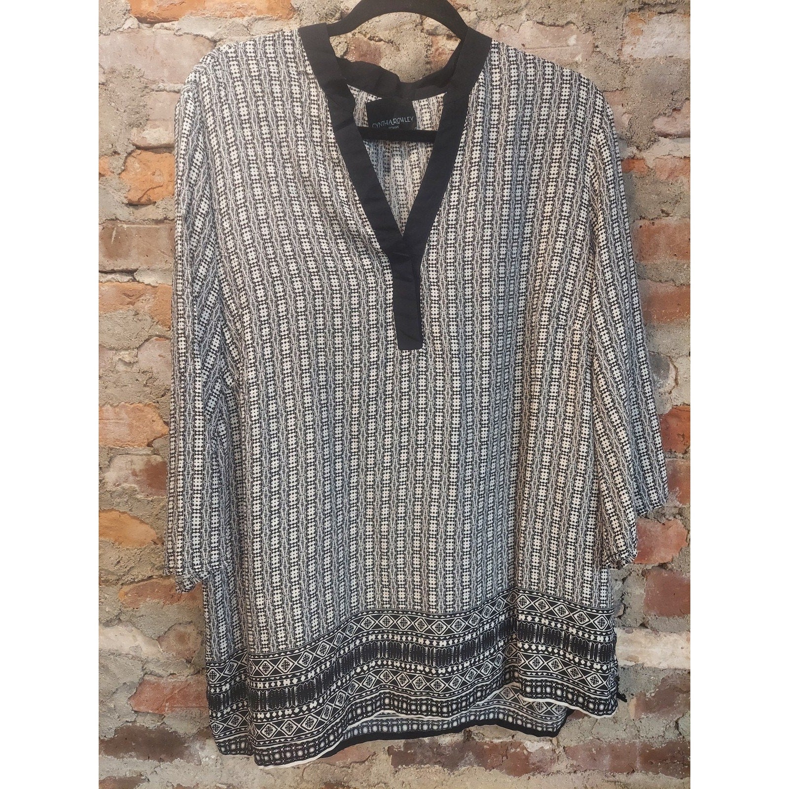 Cynthia Rowley Womens Tunic Blouse 1X Black White Geometric Print 3/4 Sleeve V