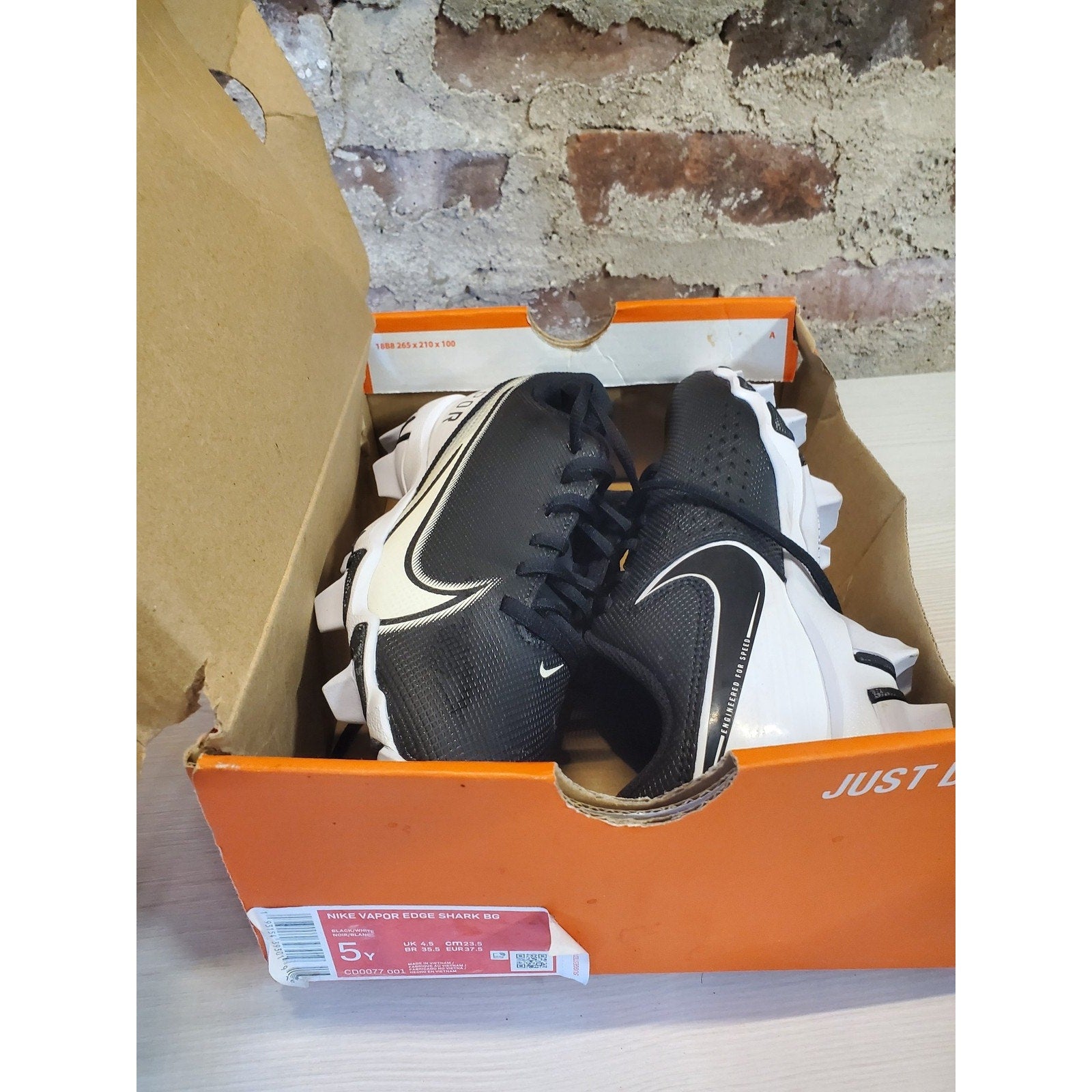 Nike Boys Football Cleats Vapor Edge Shark BG 5Y Black White Athletic