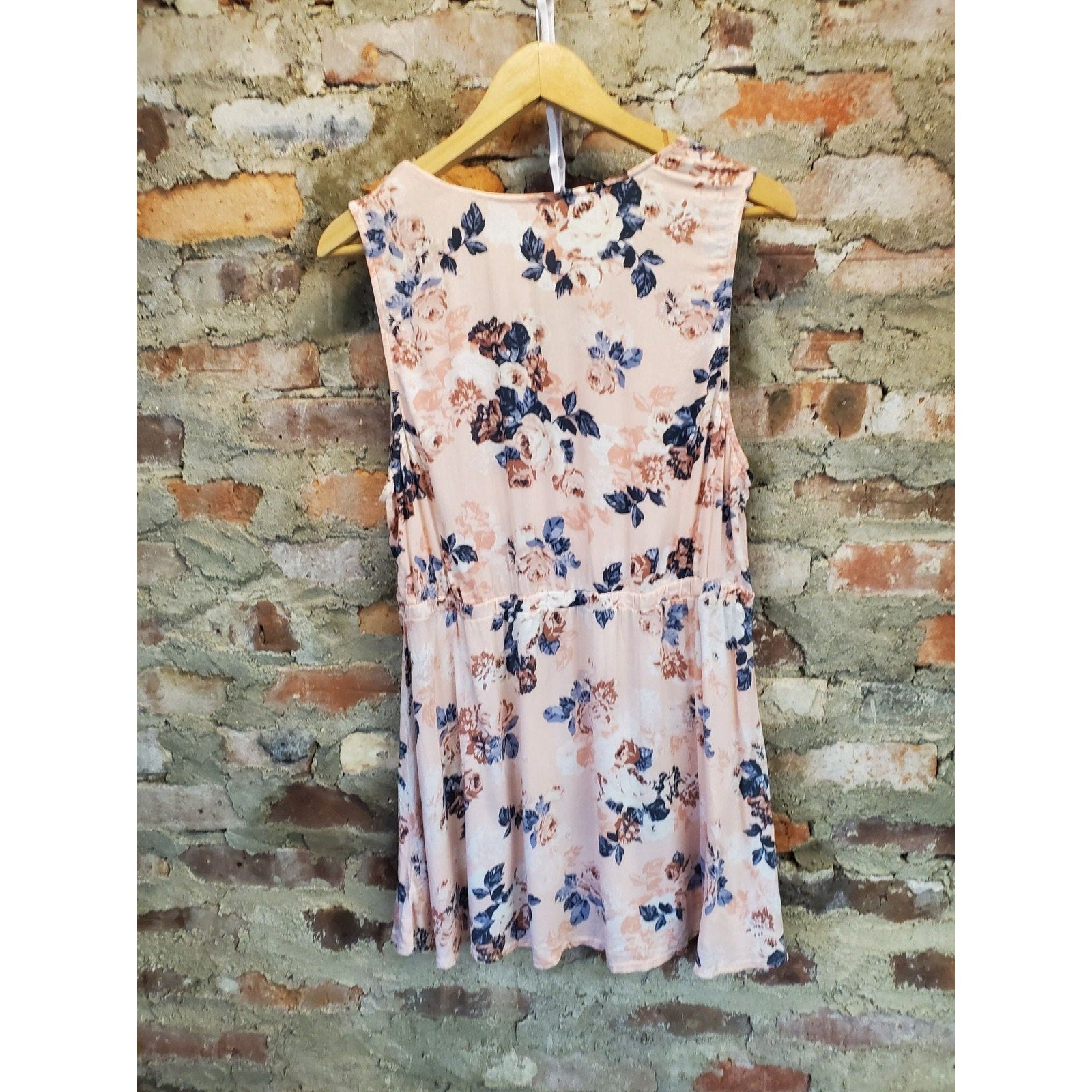 Torrid Womens Sleeveless Top Size 1 1X Pink Floral Print Twist Front Blouse