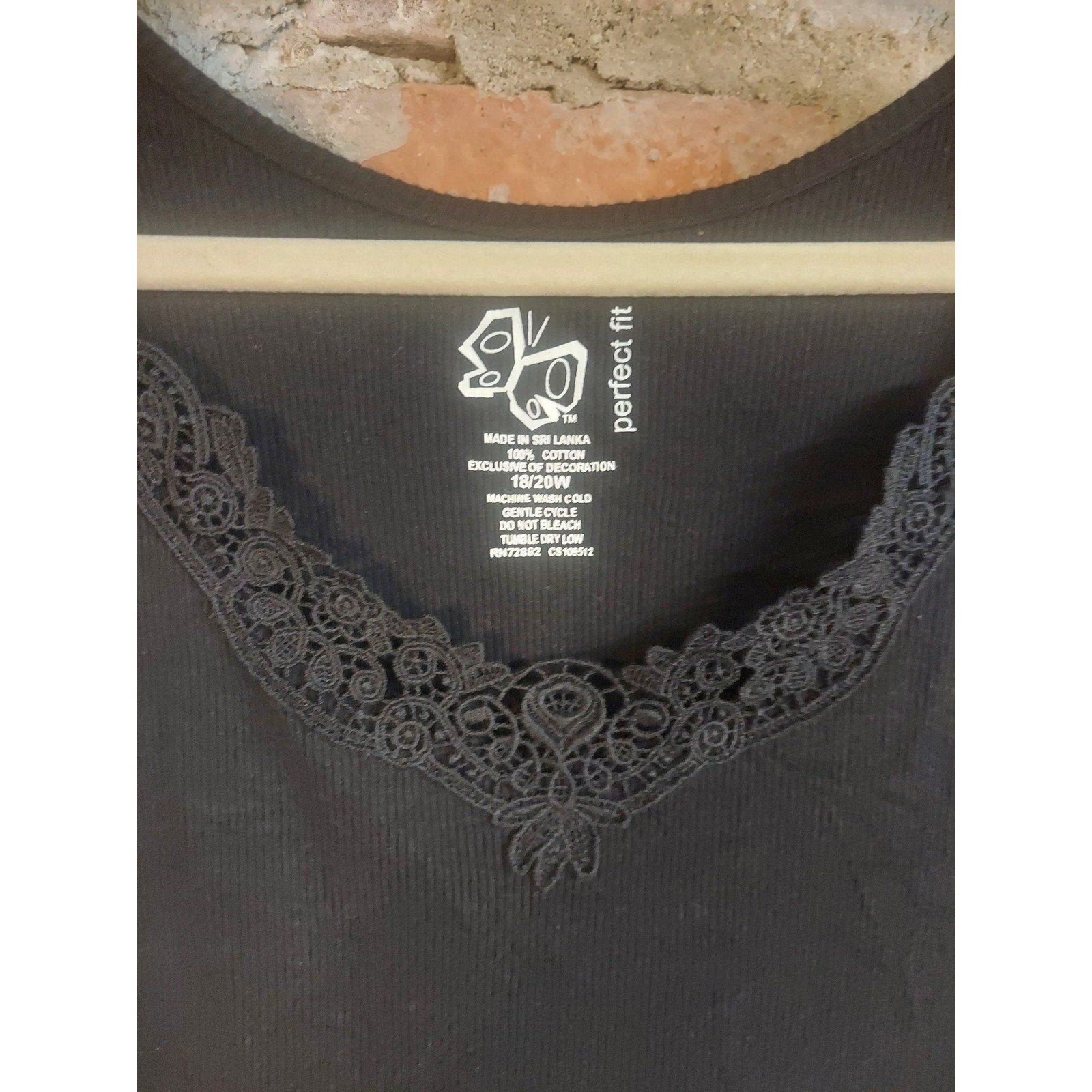 SO perfect fit Womens Tank Top 18/20W Black Ribbed Lace Trim V Neck Sleeveless