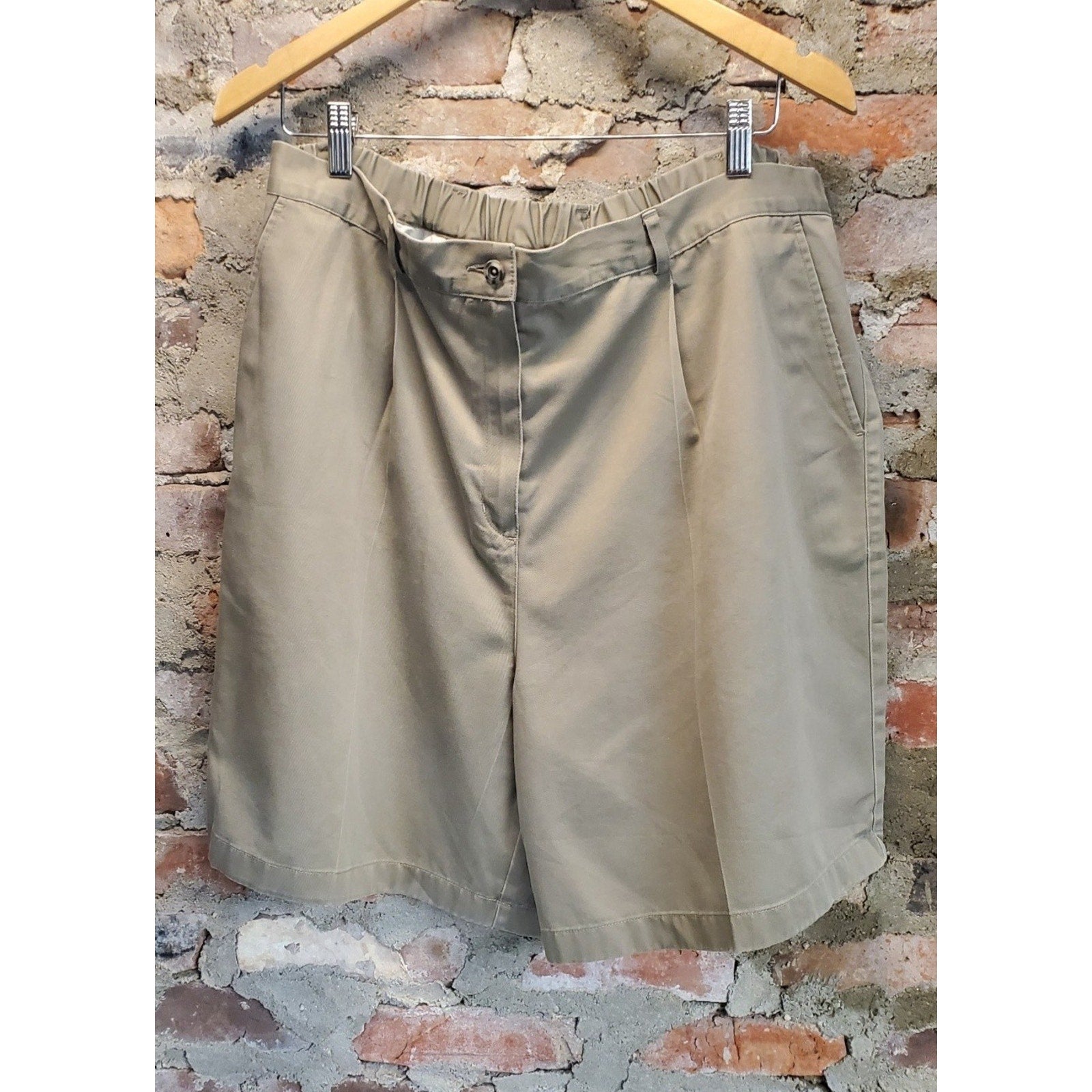 L.L.Bean Womens Shorts 18 Regular Khaki Pleated Elastic Waist Cotton Casual