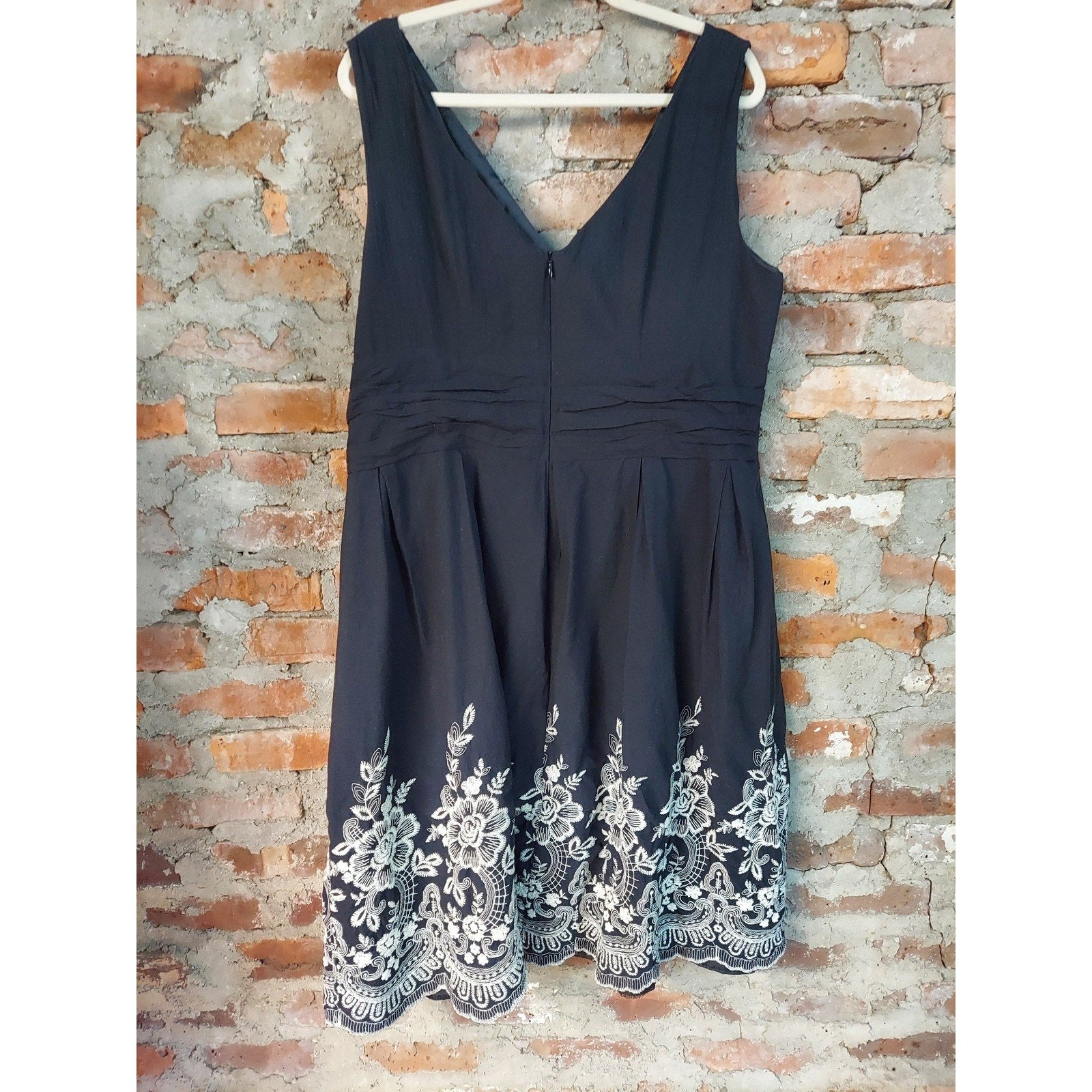 Womens Sleeveless Dress Size 18 Black White Floral Embroidered DB Dressbarn
