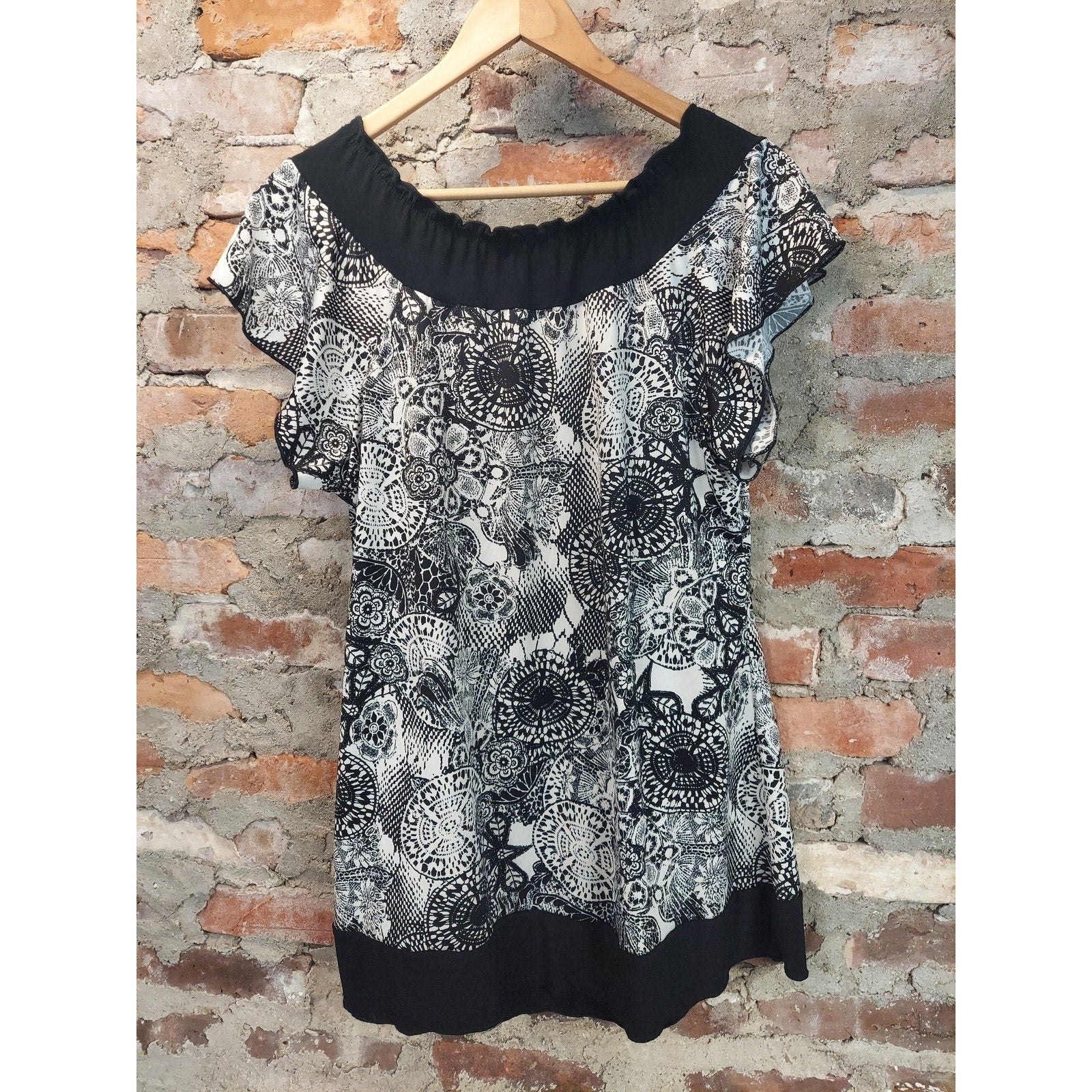 American City Wear Womens Top 2XL Black White Paisley Floral Ruffle Neck