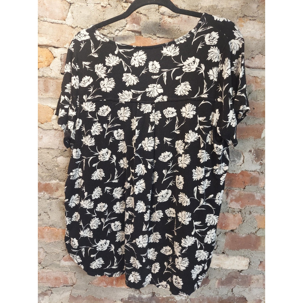 Philosophy Womens Top 1X Black White Floral Short Sleeve High Low Hem Rayon