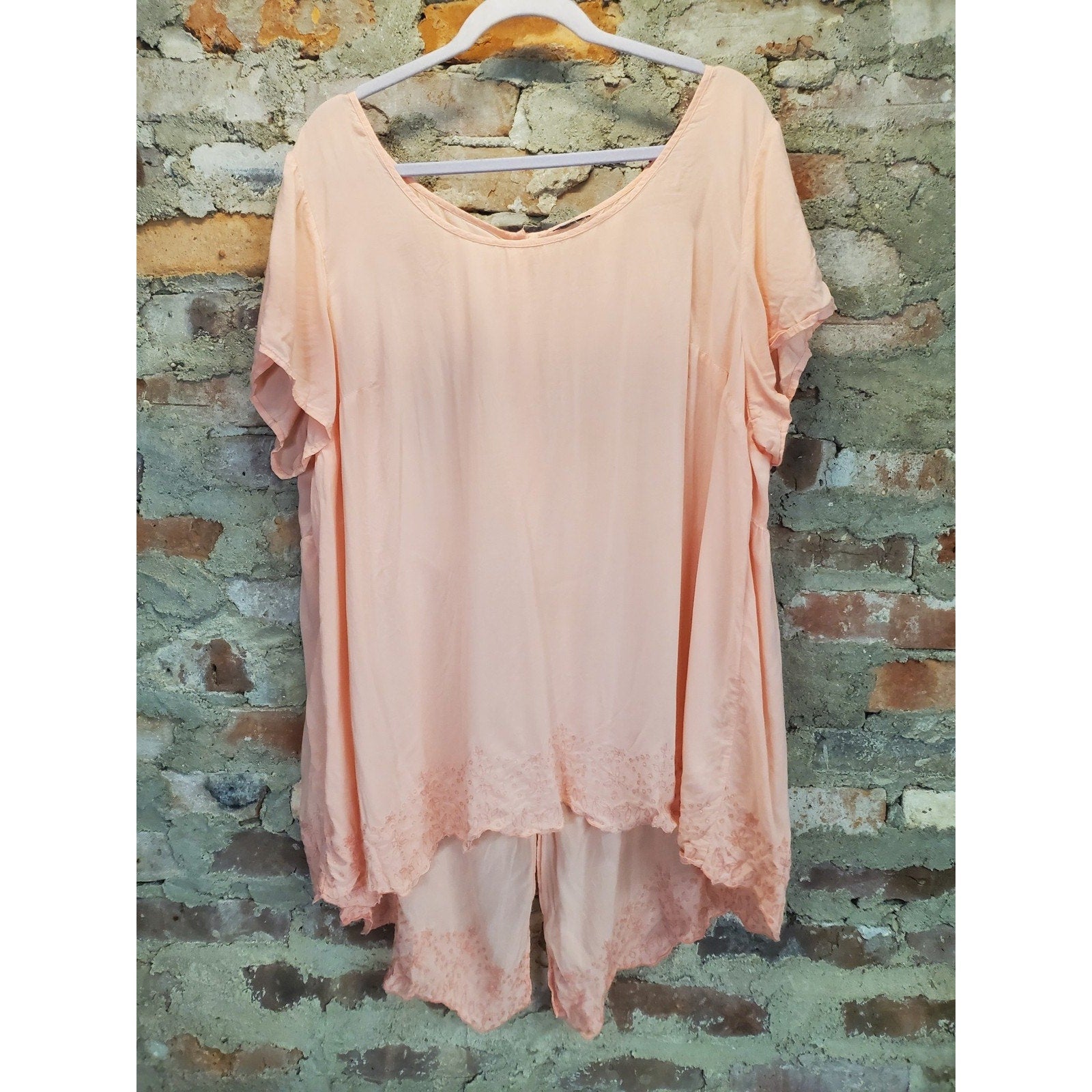 Torrid Womens Plus Size 2x Peach Top Button Back High Low Hem Embroidered Flowy