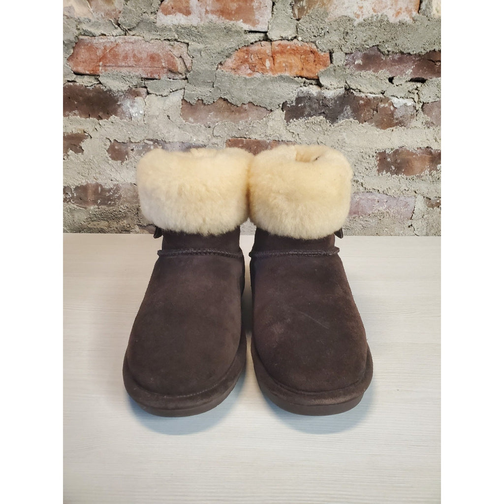 BEARPAW Womens Sheepskin Boots 6 Chocolate Brown Suede Buckle Warm Winter