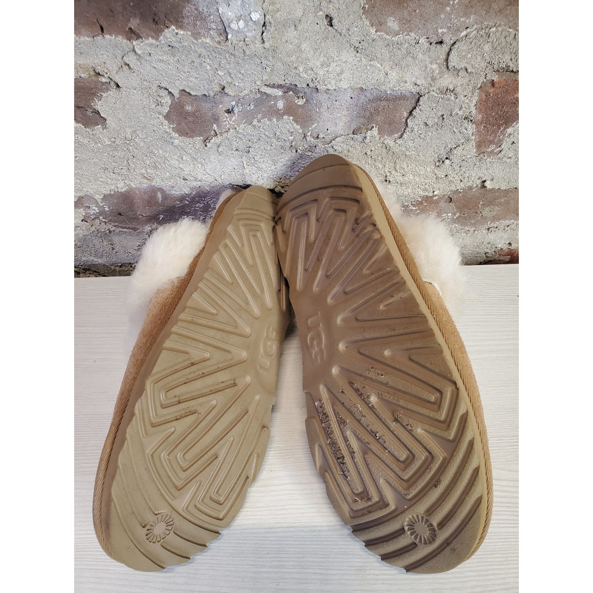 UGG Womens Sz 4 Suede Shearling Fur Lined Slip On Slippers Chestnut Cream