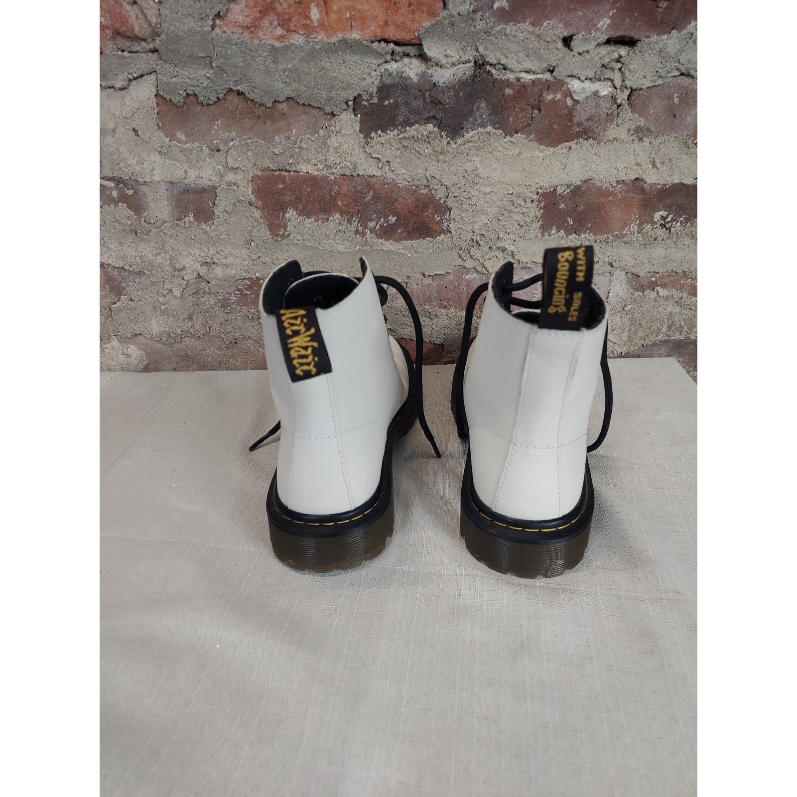 Dr Martens Womens Boots Luana 8 Eye Lace Up US 6 White Bouncing Soles