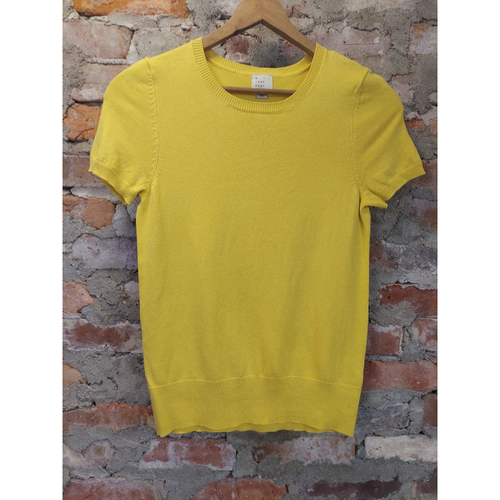 A New Day Womens Knit Top XS Yellow Short Sleeve Crew Neck Pullover