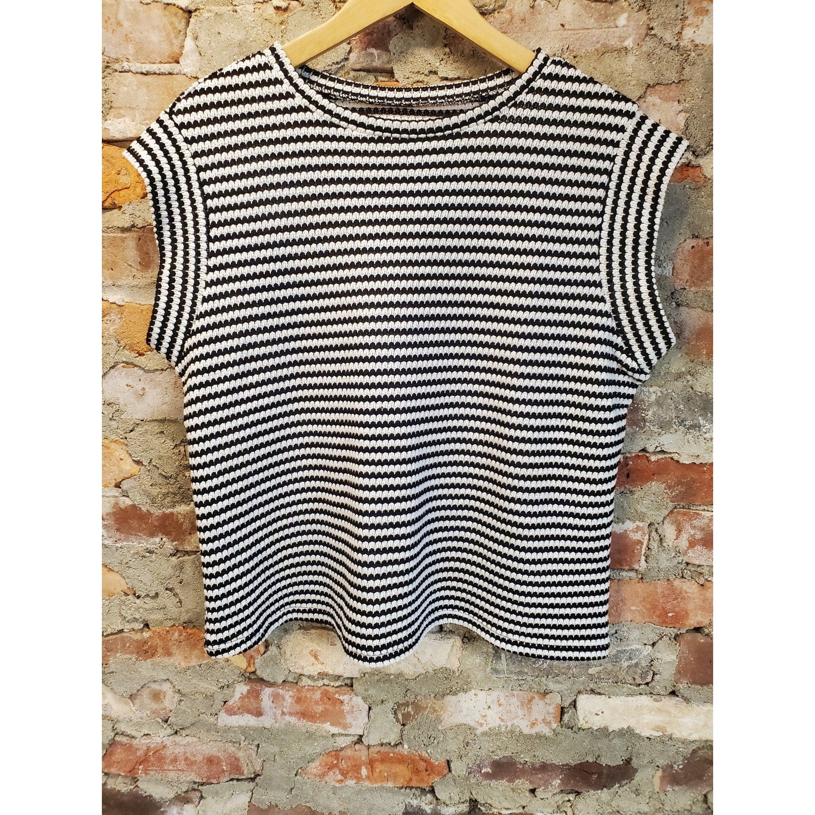 Womens Crop Top XL Black White Striped Textured Knit Short Sleeve