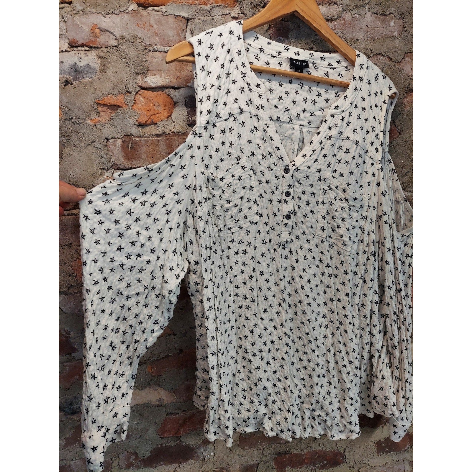 TORRID Womens Cold Shoulder Plus Size 3 White Black Star Print Henley Top