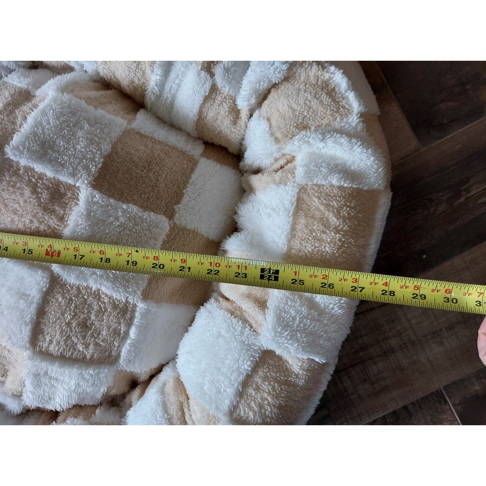 Dog Cat Bed Plush Round Checkerboard Beige White Cozy Cuddler 24 Inch
