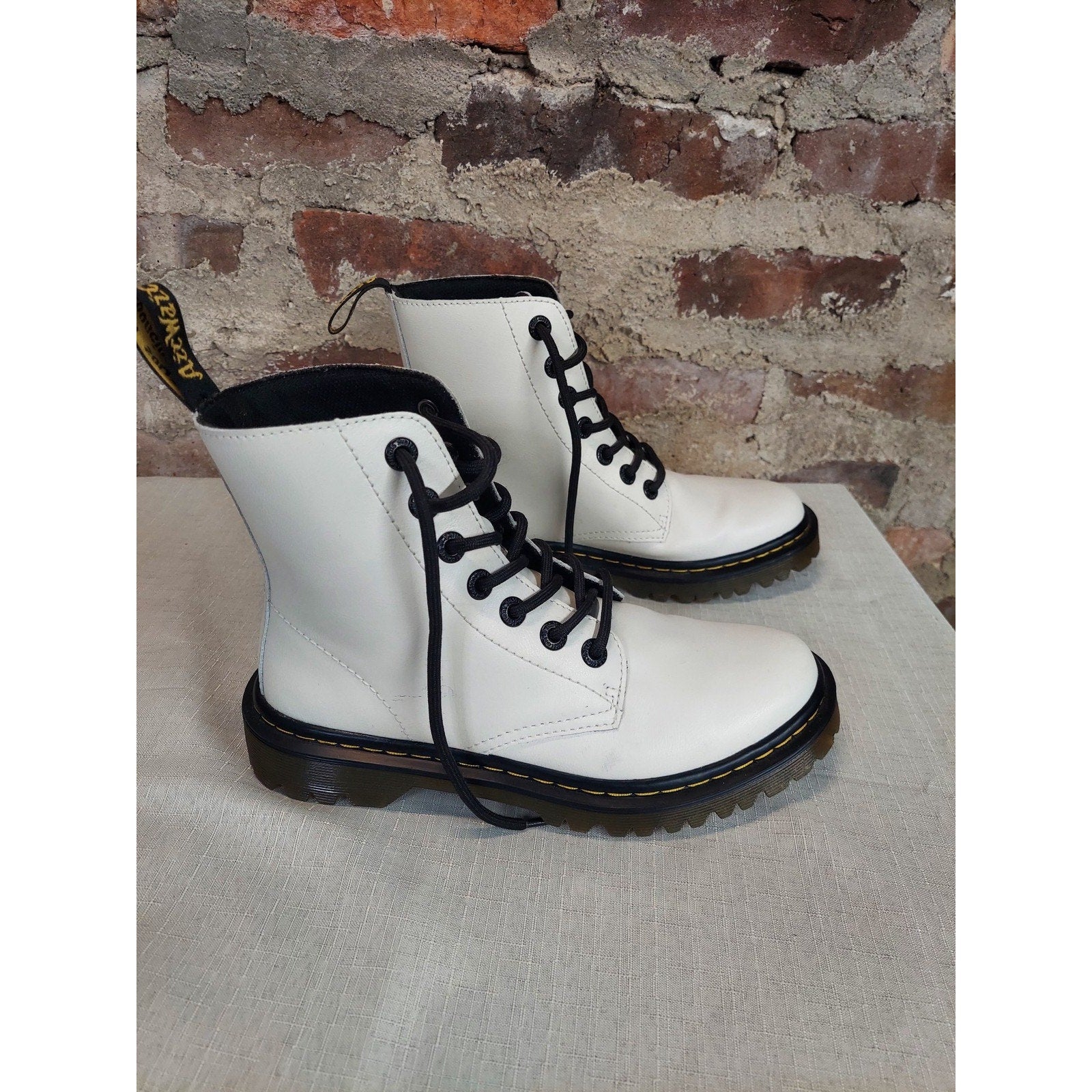 Dr Martens Womens Boots Luana 8 Eye Lace Up US 6 White Bouncing Soles