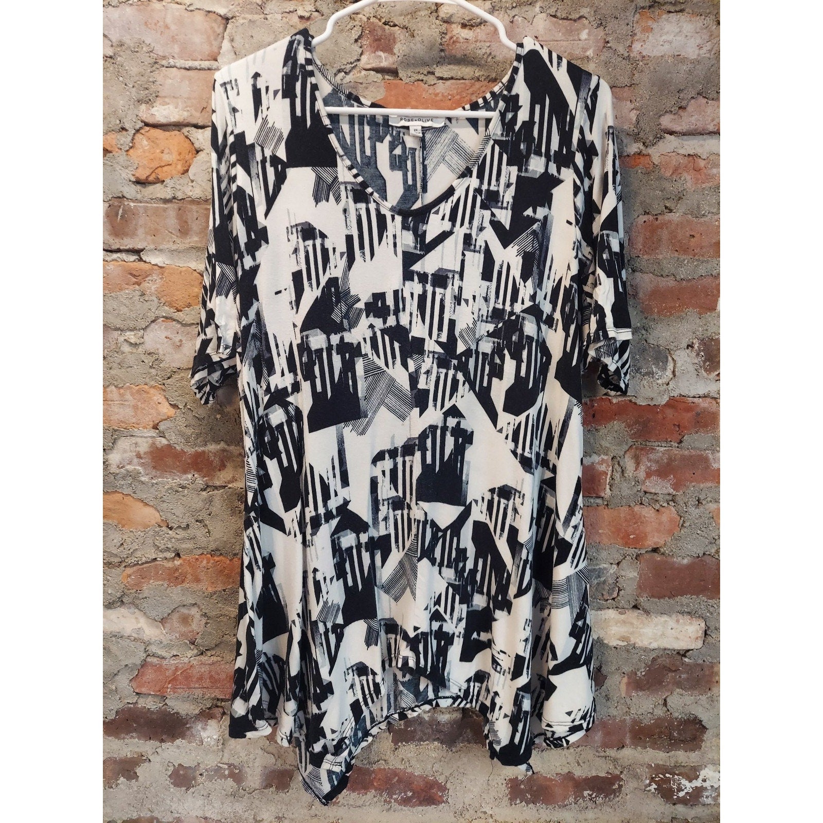 ROSE+OLIVE Womens Tunic Top 2X Black White Abstract Geometric V Neck Flowy