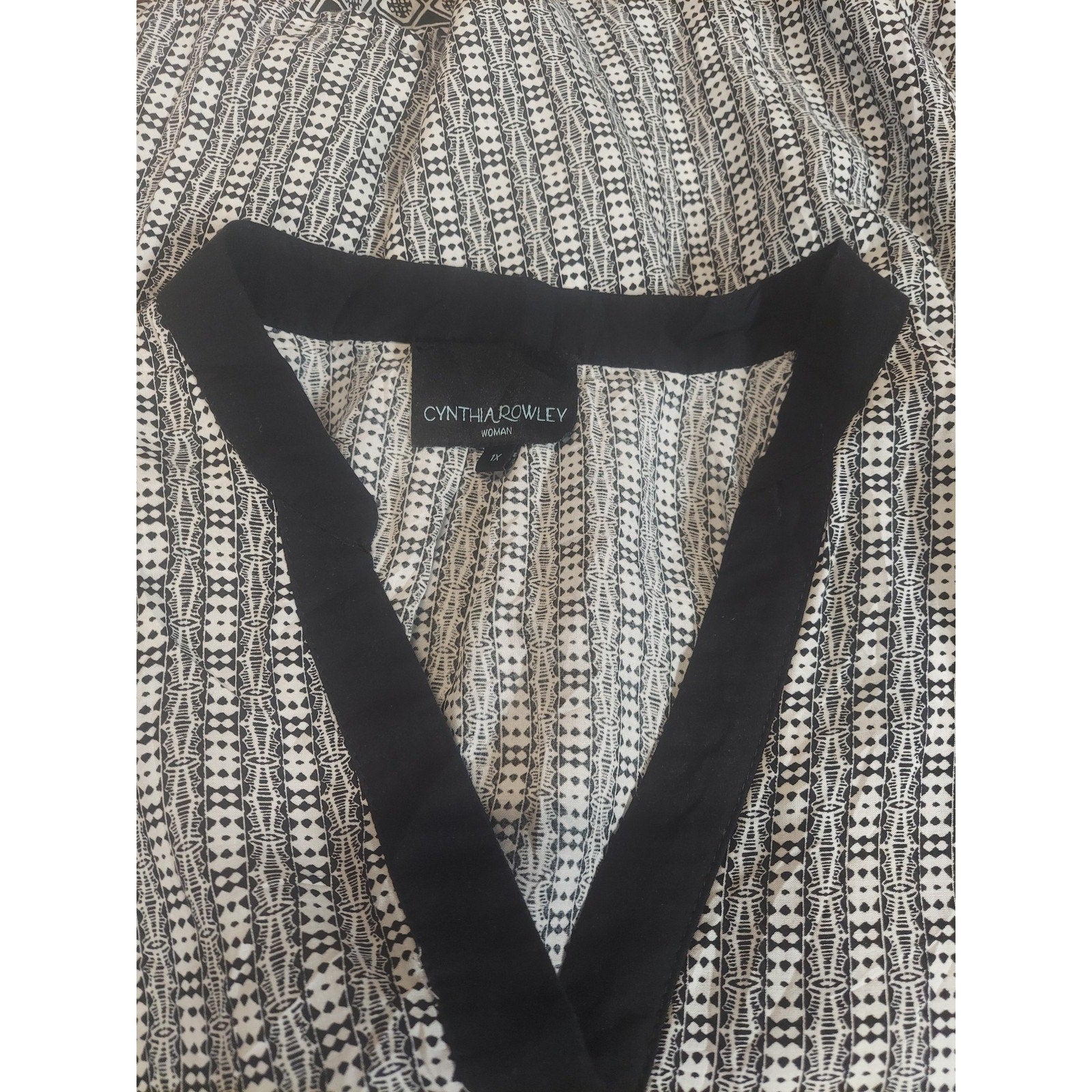 Cynthia Rowley Womens Tunic Blouse 1X Black White Geometric Print 3/4 Sleeve V