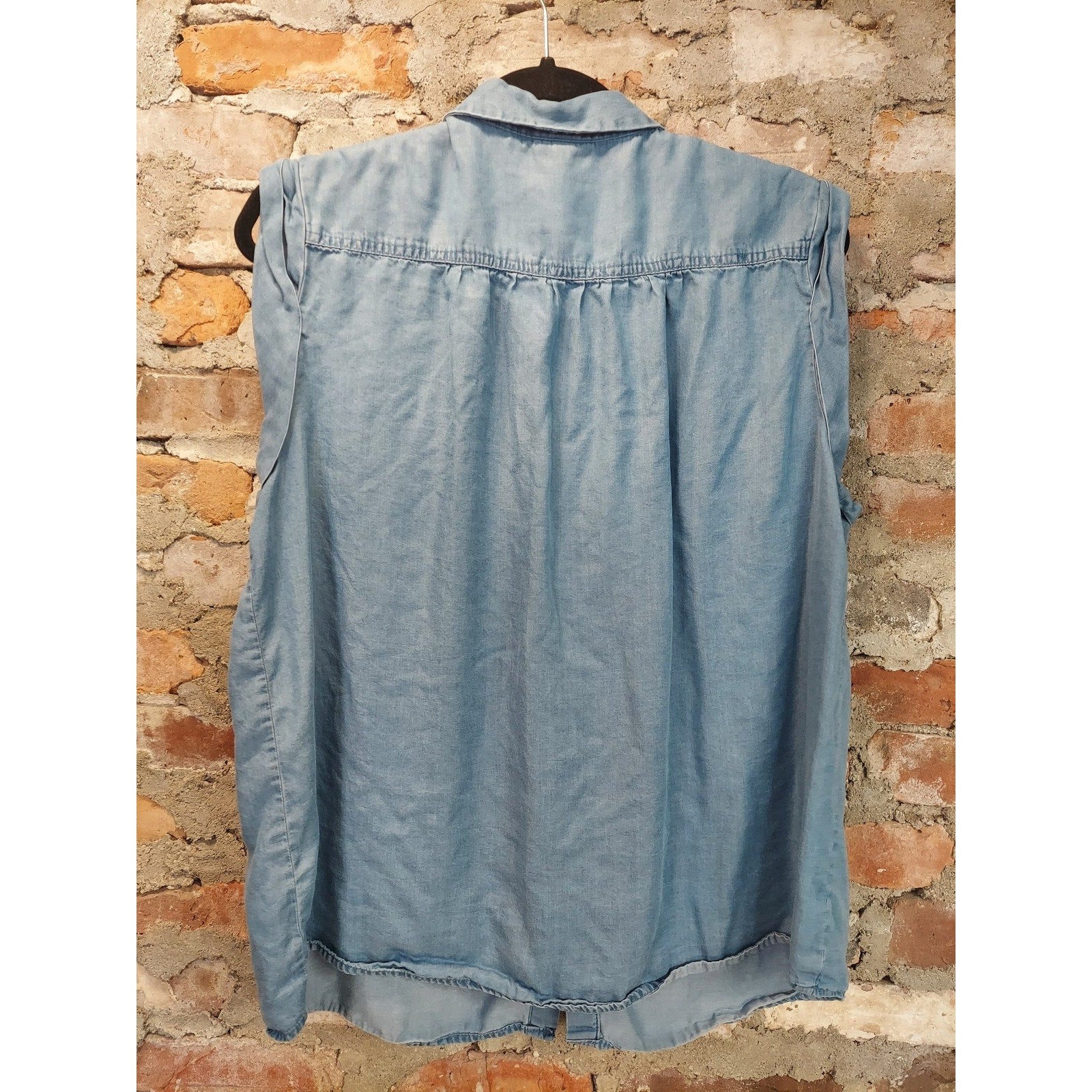 Mossimo Womens Sleeveless Shirt XXL Light Blue Chambray Roll Tab Button Up