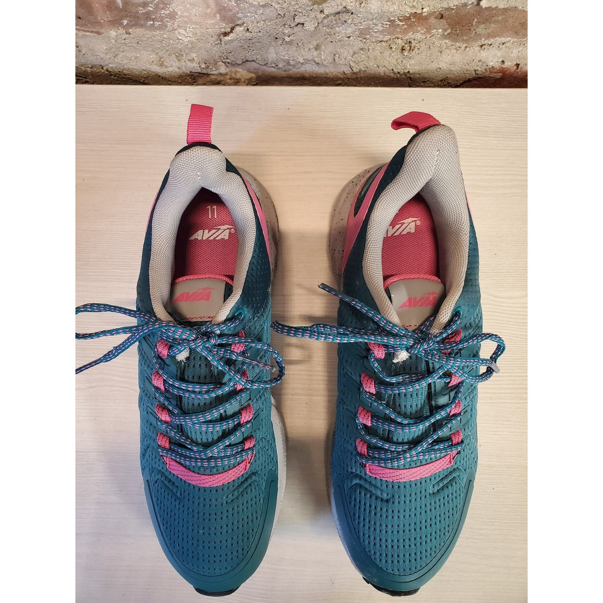 Avia Athletic Running Shoes Size 11 Teal Pink Mesh Upper Sneakers