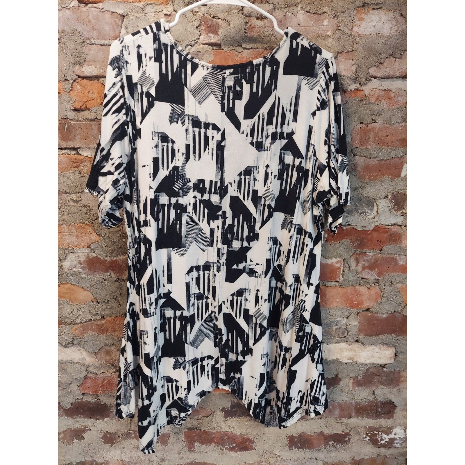 ROSE+OLIVE Womens Tunic Top 2X Black White Abstract Geometric V Neck Flowy