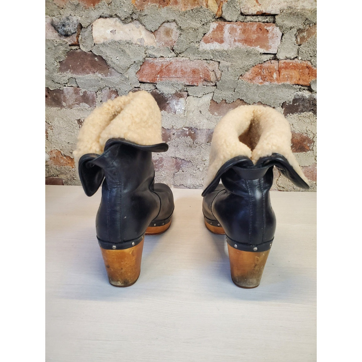 UGG Womens Clog Boots S/N 1958 US 9 Black Studded Wooden Heel Shearling Cuff