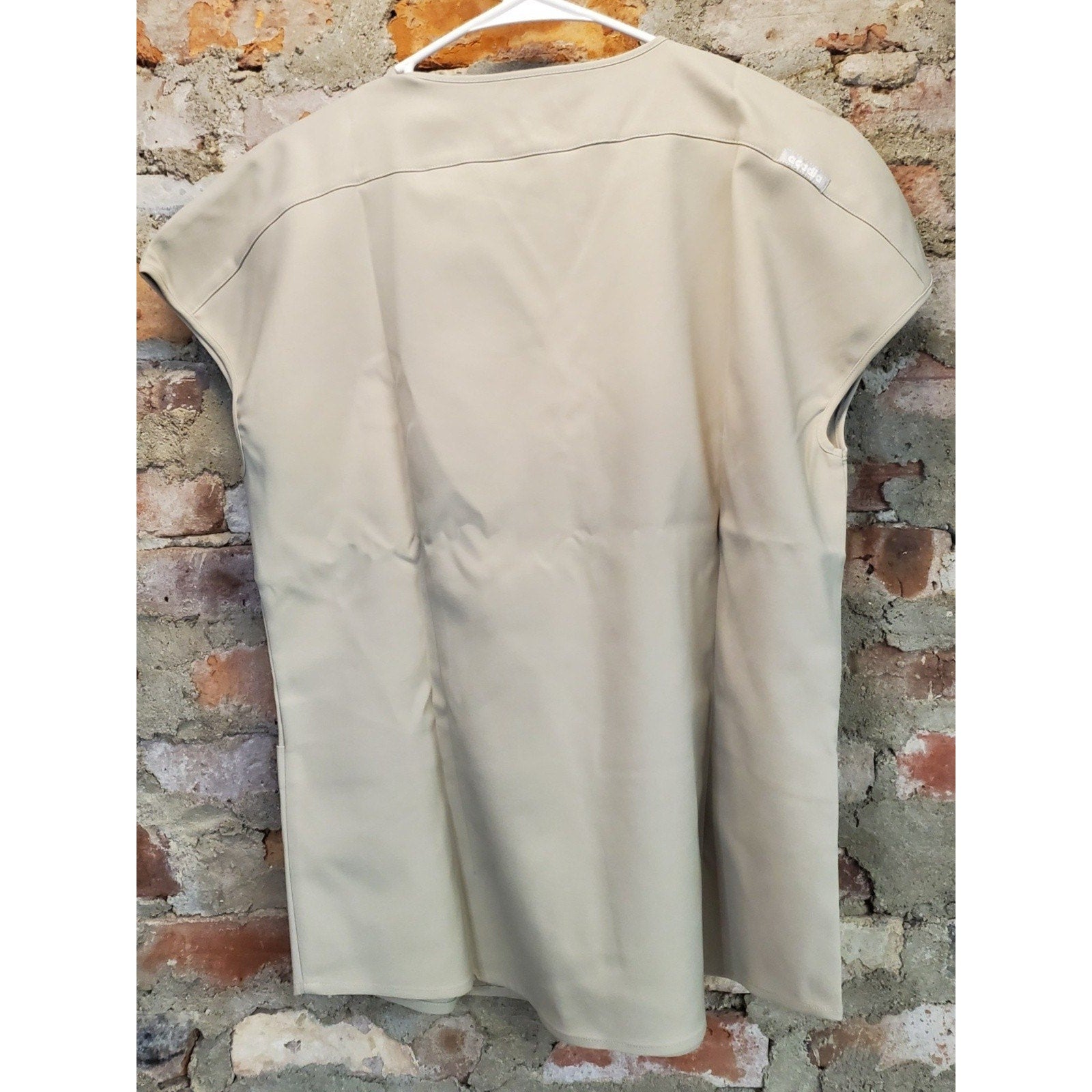 Acadia Womens Scrub Top L Tan V Neck Sustainable Healthcare Uniform NWT Pockets