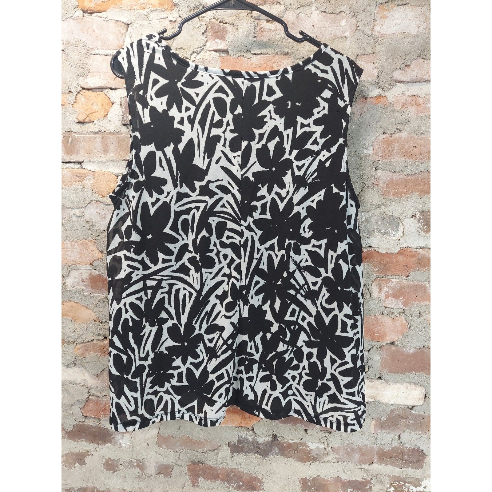 Lane Bryant Womens Tank Top Size 18/20 Black White Floral Abstract V Neck