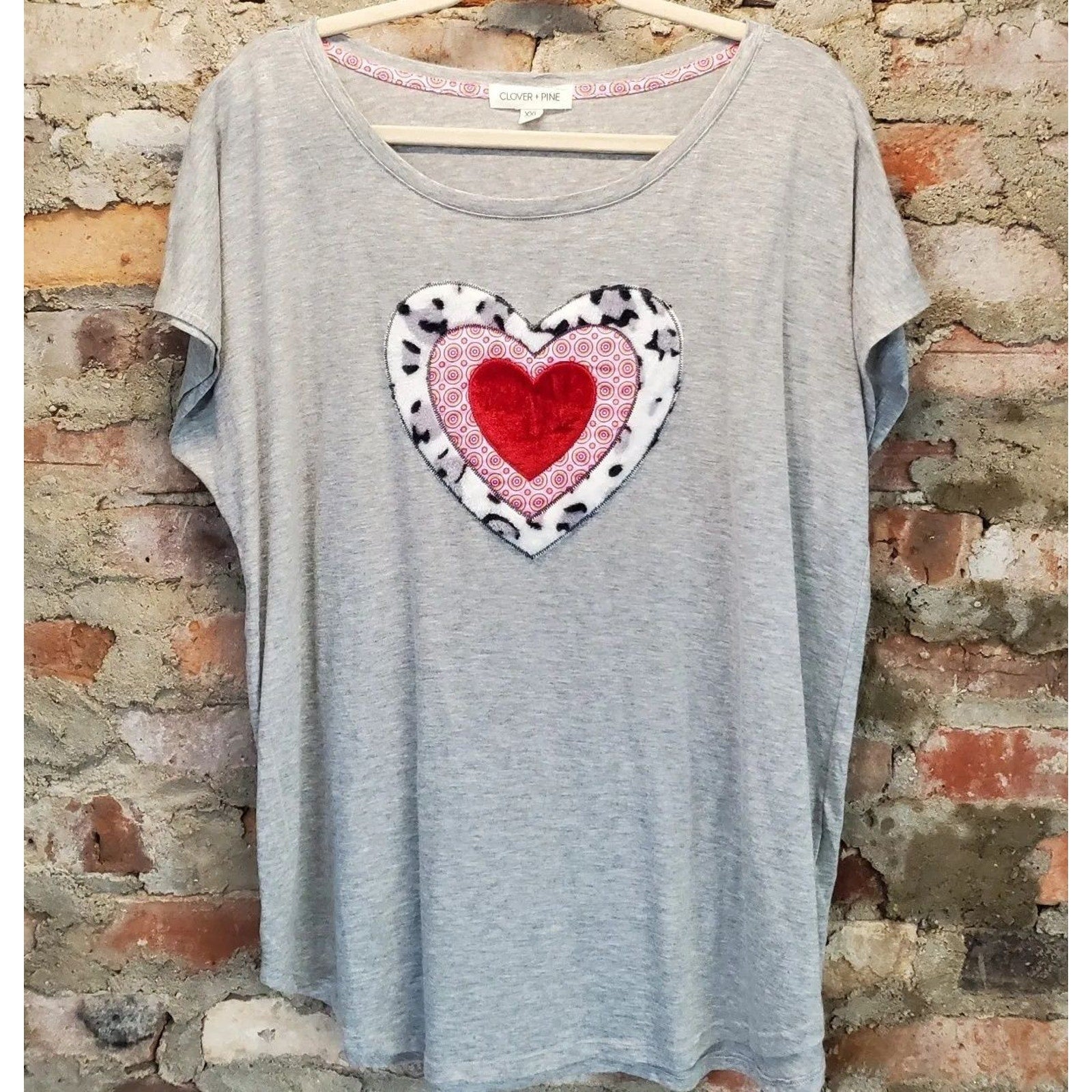 Clover + Pine Womens T Shirt XXL Gray Heart Animal Print Faux Fur Short Sleeve