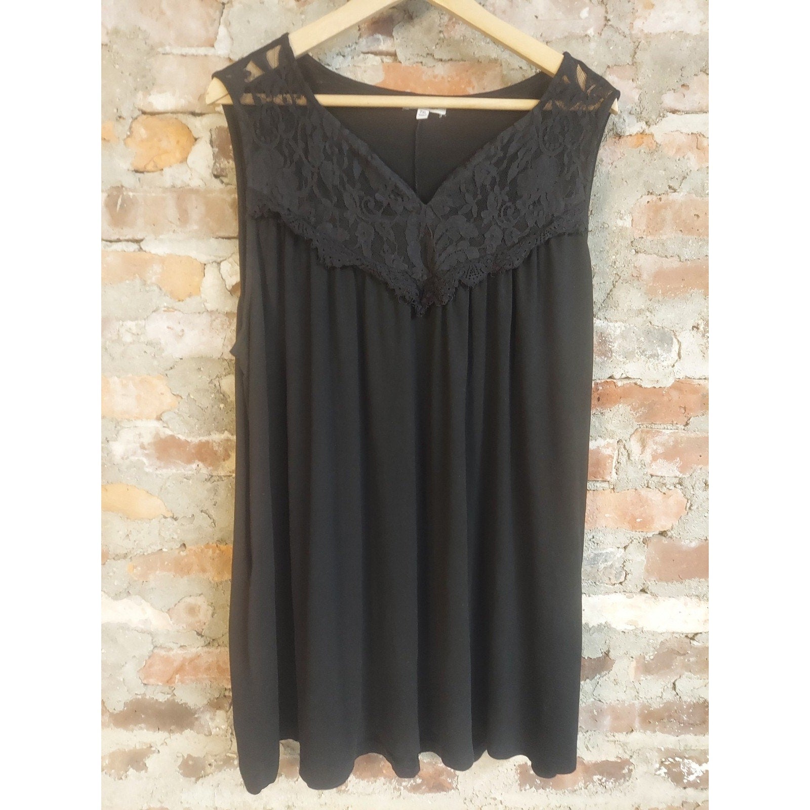 White Birch Womens Tunic Top 2XL Black Sleeveless V Neck Lace Trim Flowy