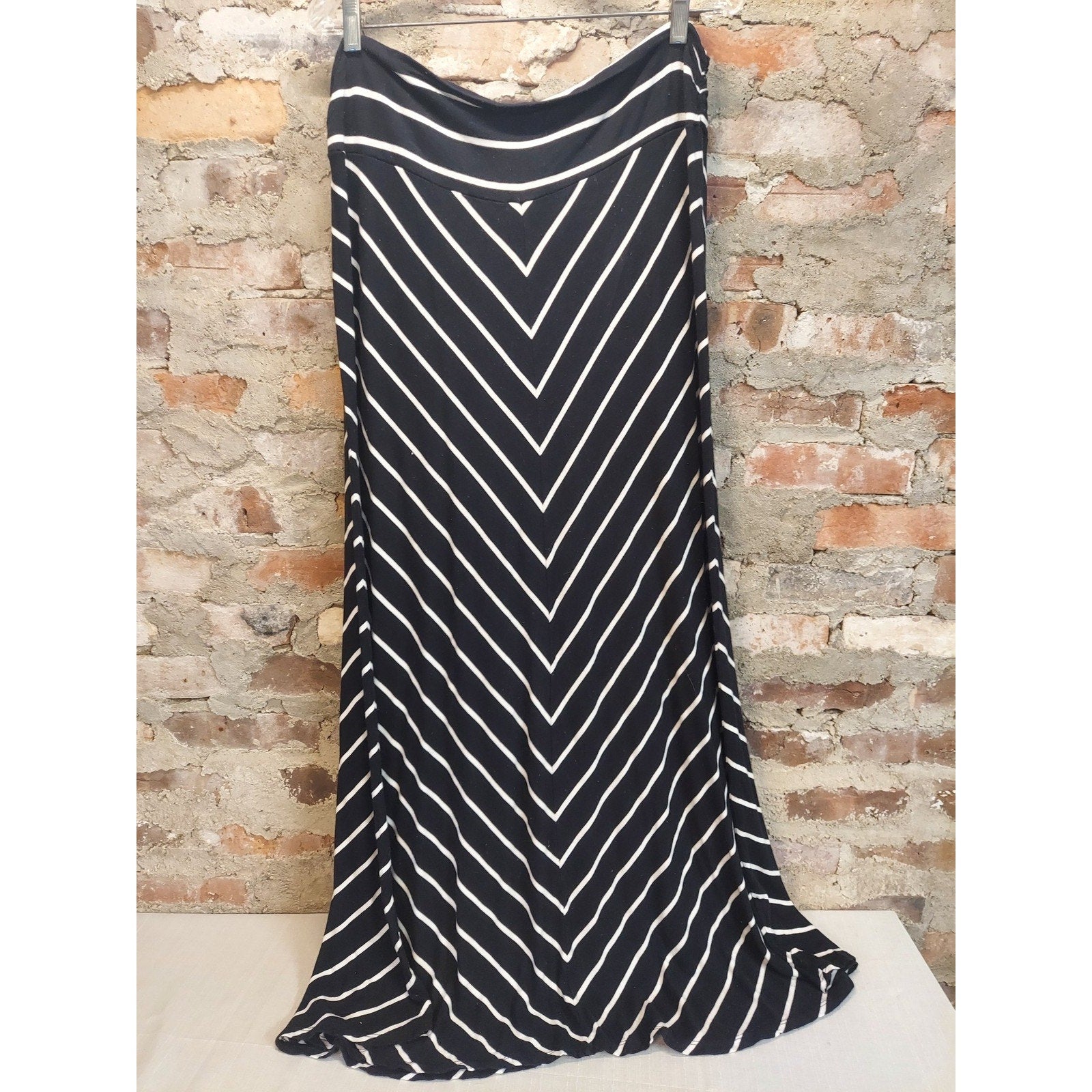 Merona Womens Maxi Skirt XXL Black White Chevron Stripe Pull On Rayon Spandex